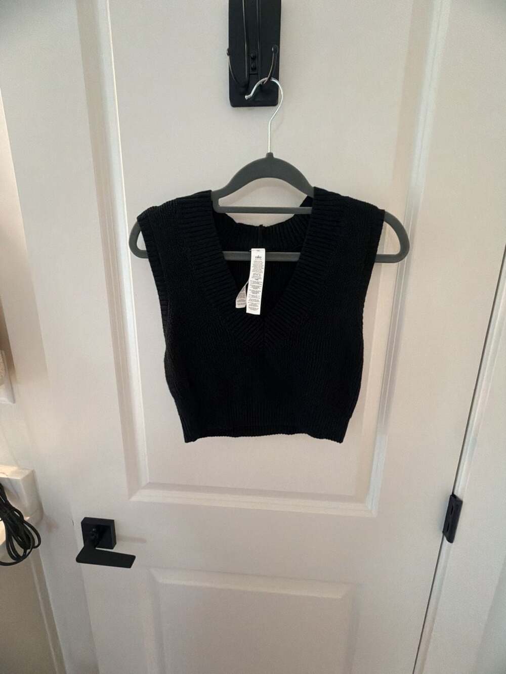 Alo Yoga Black V-Neck Cropped Sweater Vest